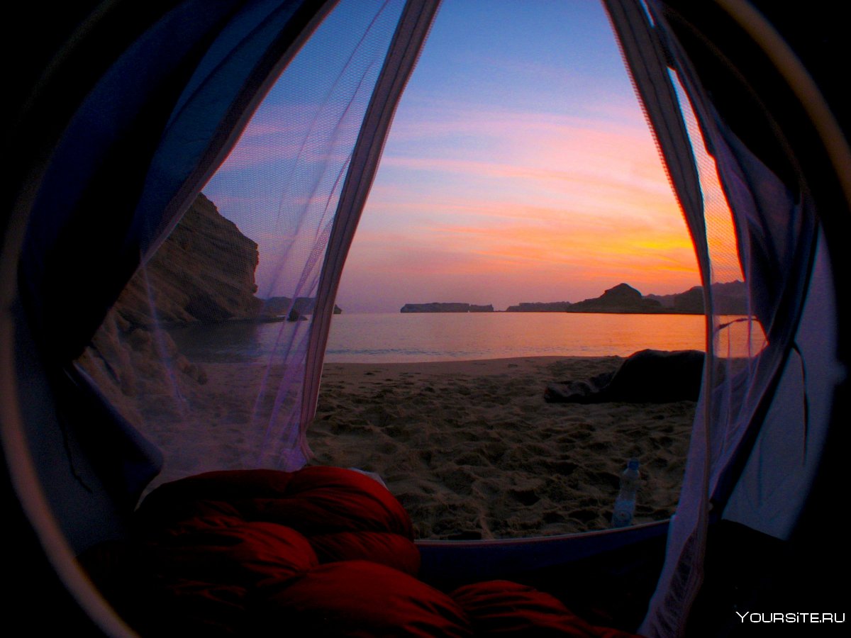 Палатка с видом на море