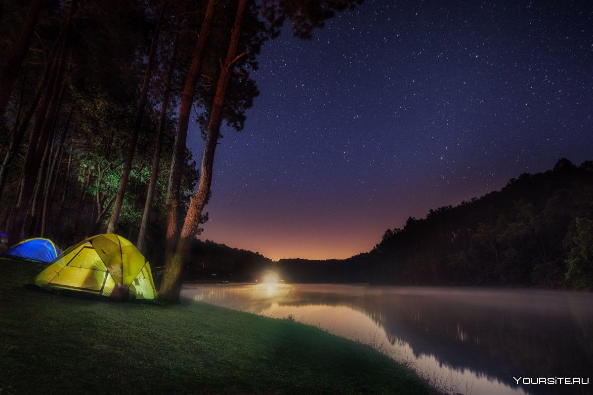 Палатка ночью у реки