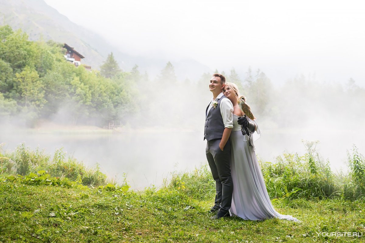 Свадебная пара в горах