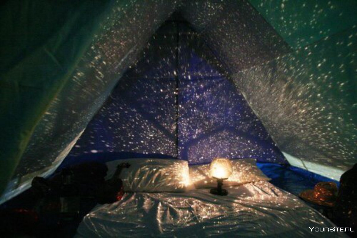 Внутри палатки ночью