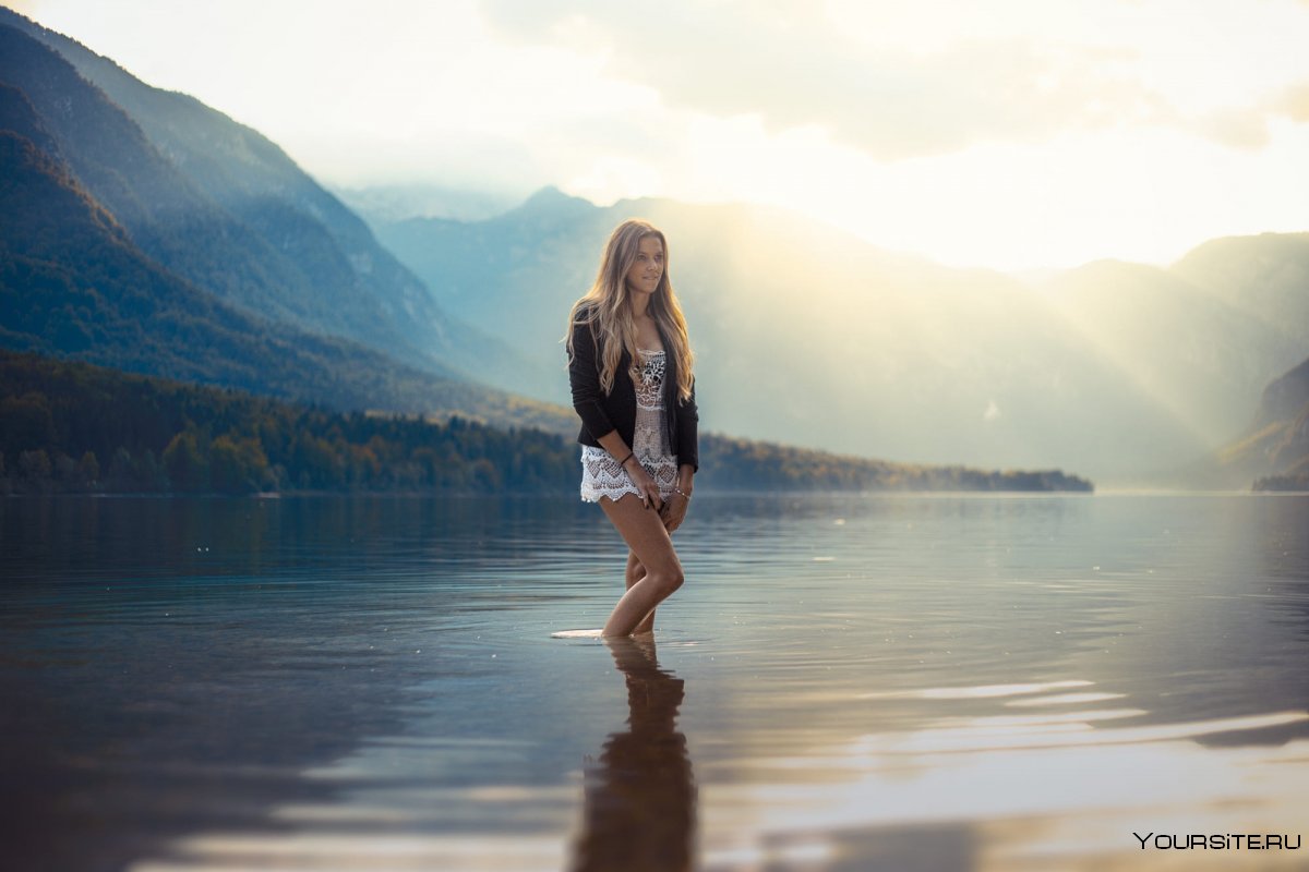 Девушка на фоне озера