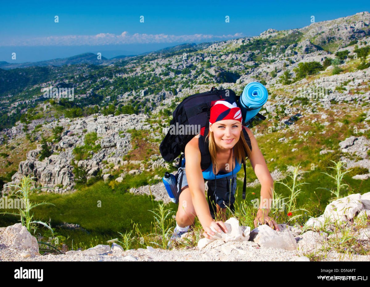 Женщина с рюкзаком в горах
