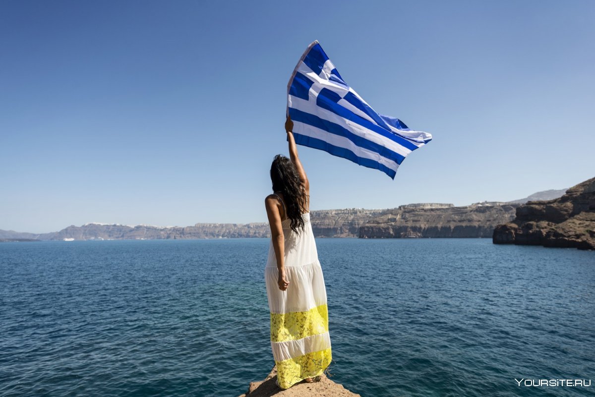 Девушка с флагом Греции