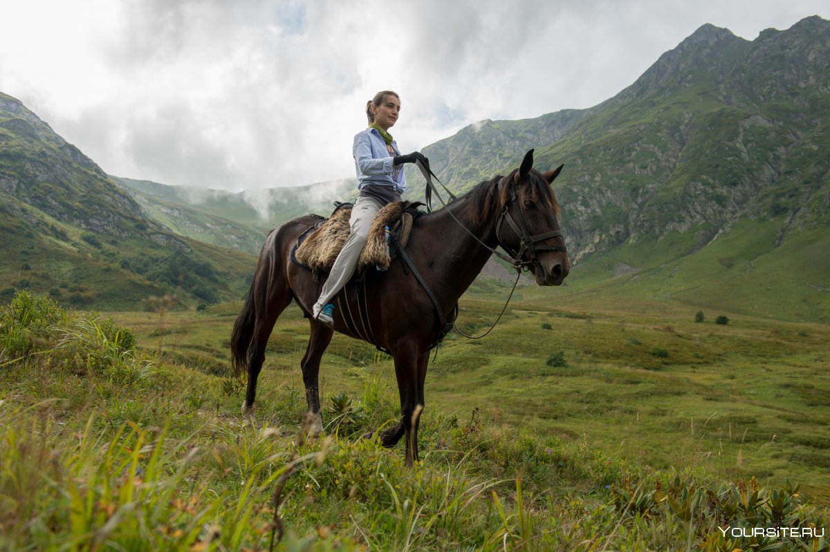 Девушка на лошади в горах