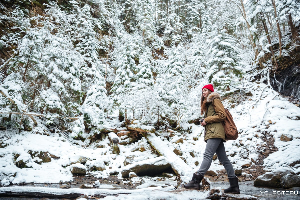 Фотосессия путешественник зимой в лесу