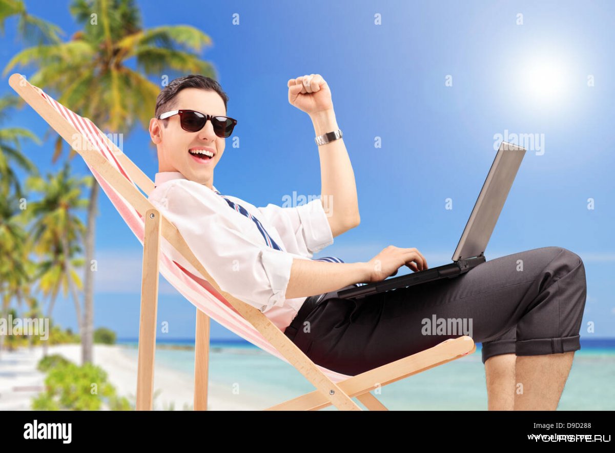 Отдыхающий на пляже мужчина с ноутбуком