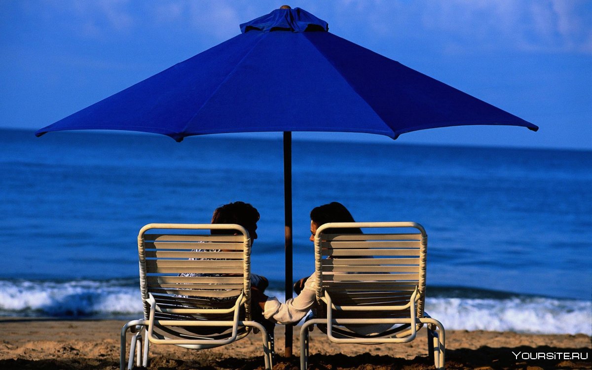 Пляжный зонтик и шезлонг