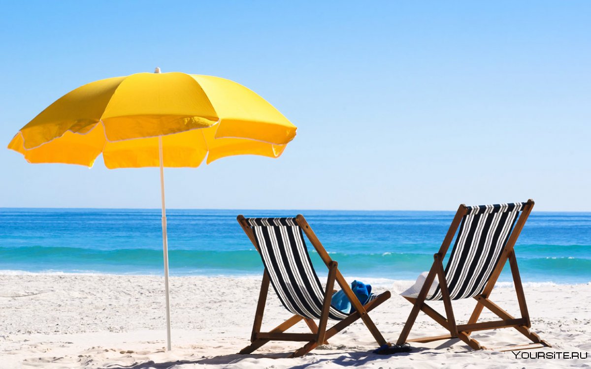 Лежак и зонтик на пляже