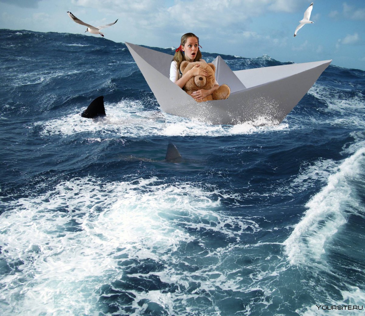 Девушка на лодке в море