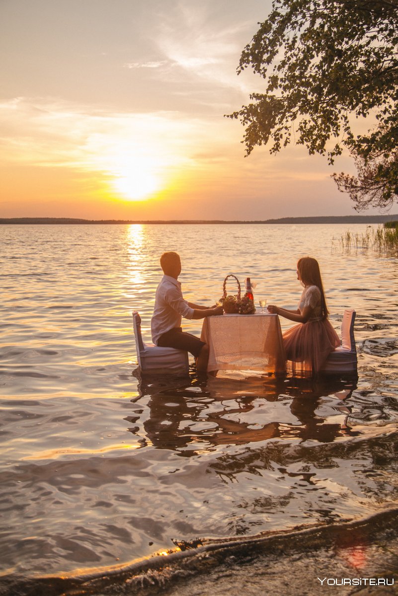 Свадебный пикник на берегу озера
