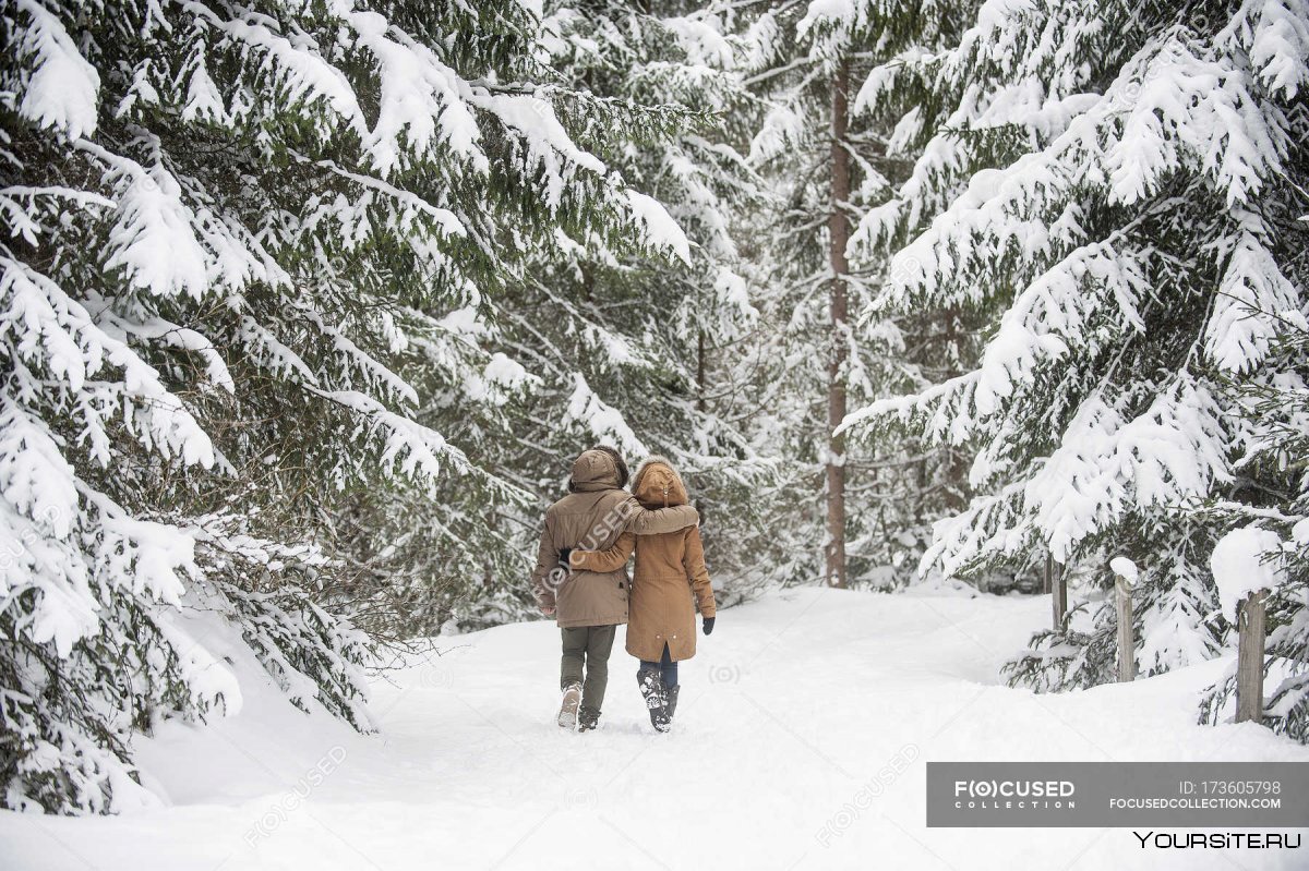 Мужчина и женщина в лесу зимой поход
