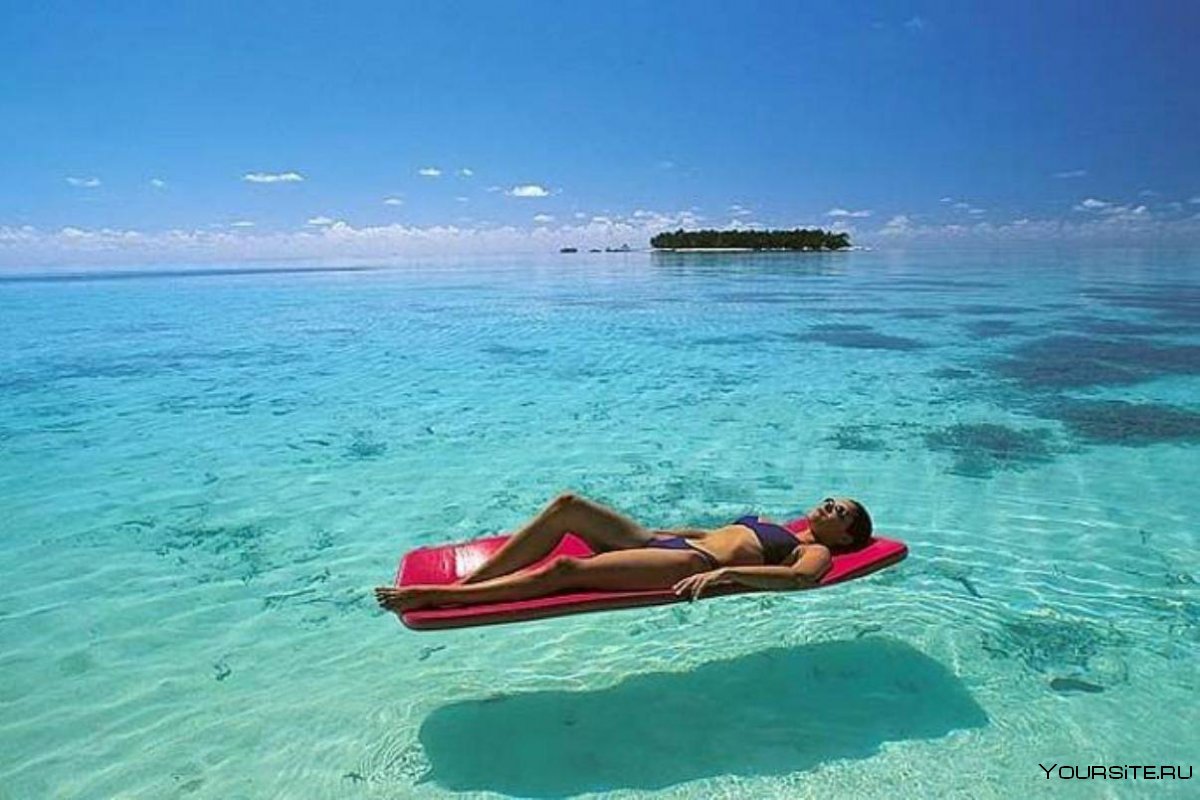 Море Мальдивы с людьми