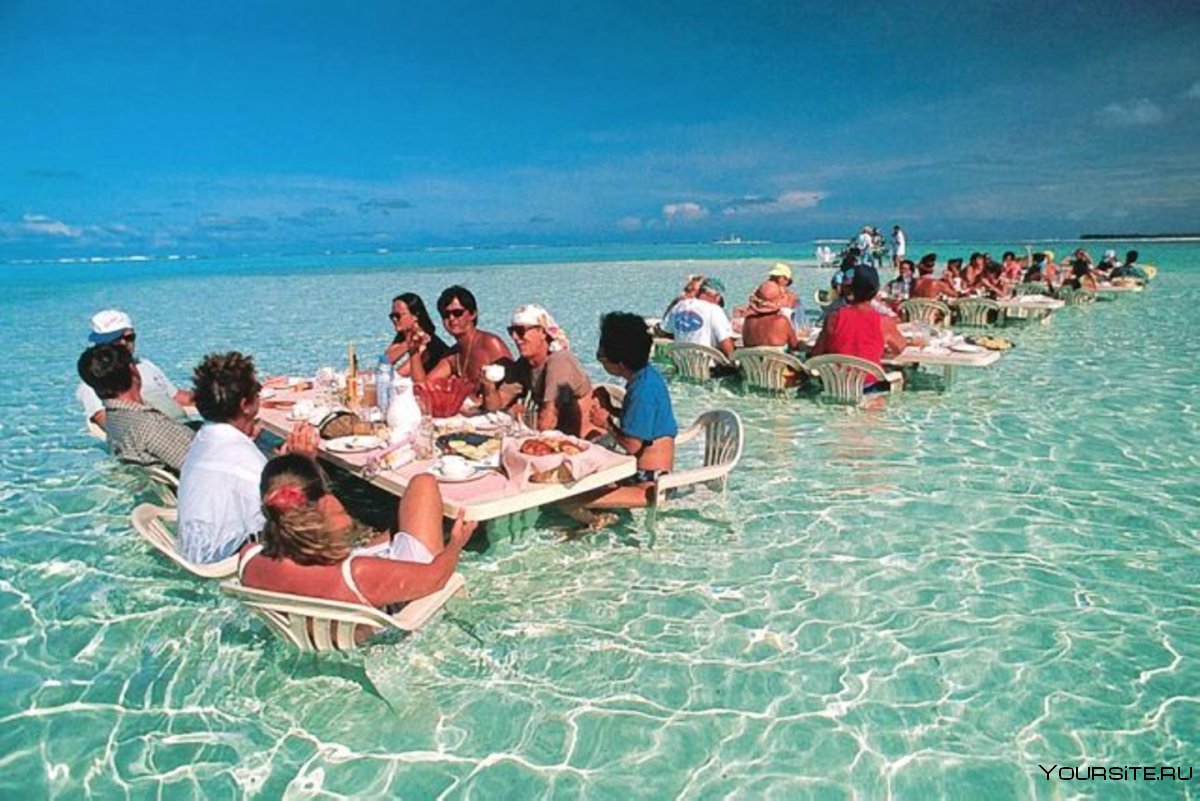 Ресторан на Бора Бора в воде