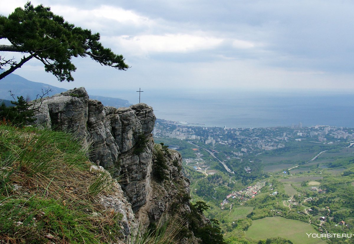Гора с крестом в Крыму Ялта
