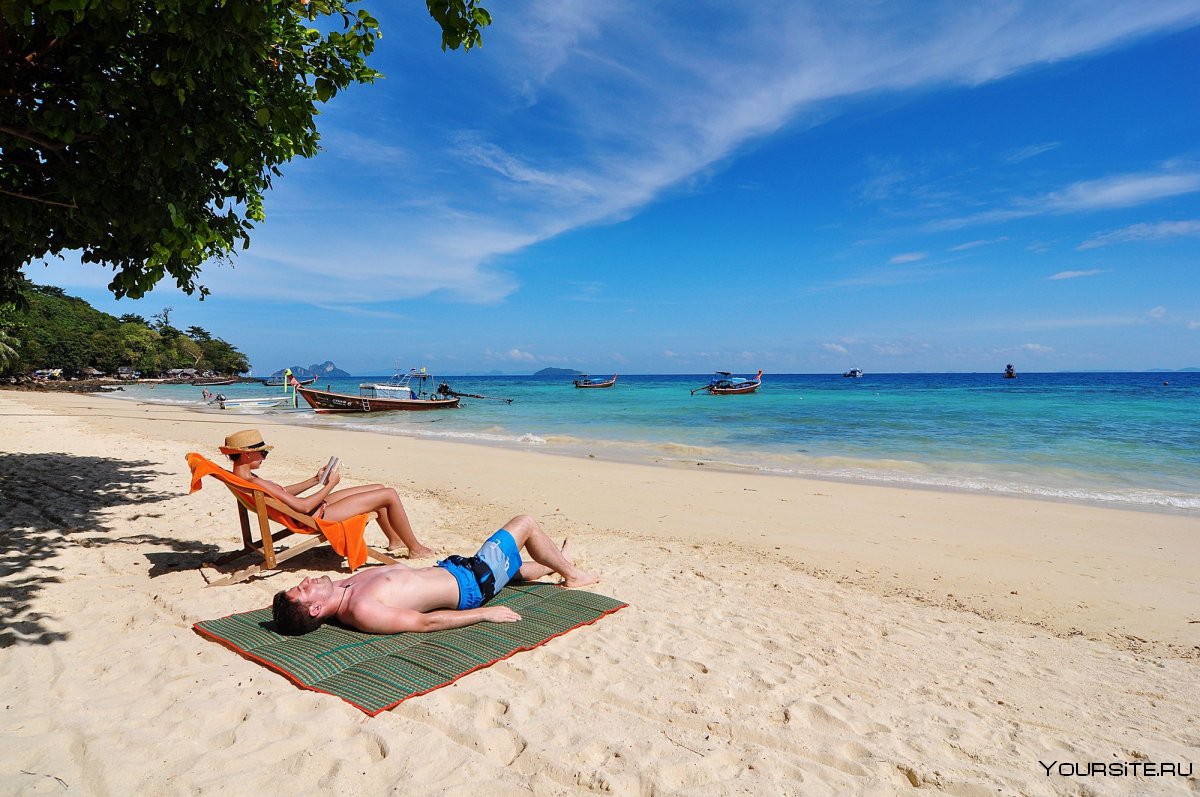 Туристы на пляже в Тайланде