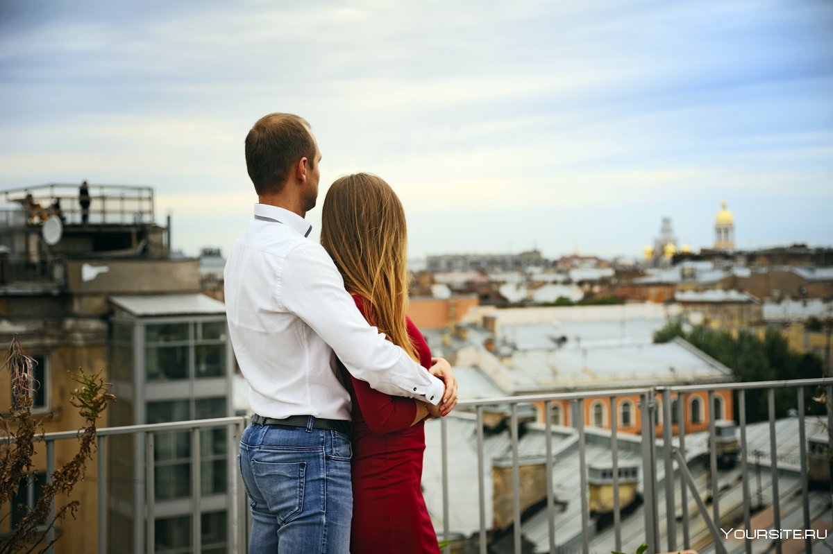 Город лов. Влюбленные на крыше. Фотосессия пары на крыше. Влюбленные в Петербурге. Влюбленная пара в Питере.