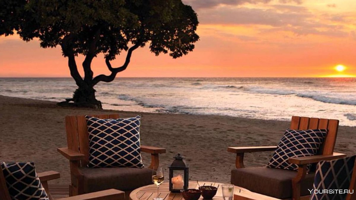 Столик в кафе на берегу моря