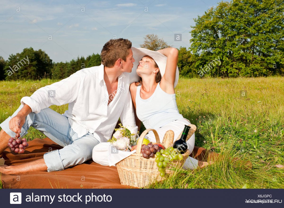 Мужчина и женщина на пикнике