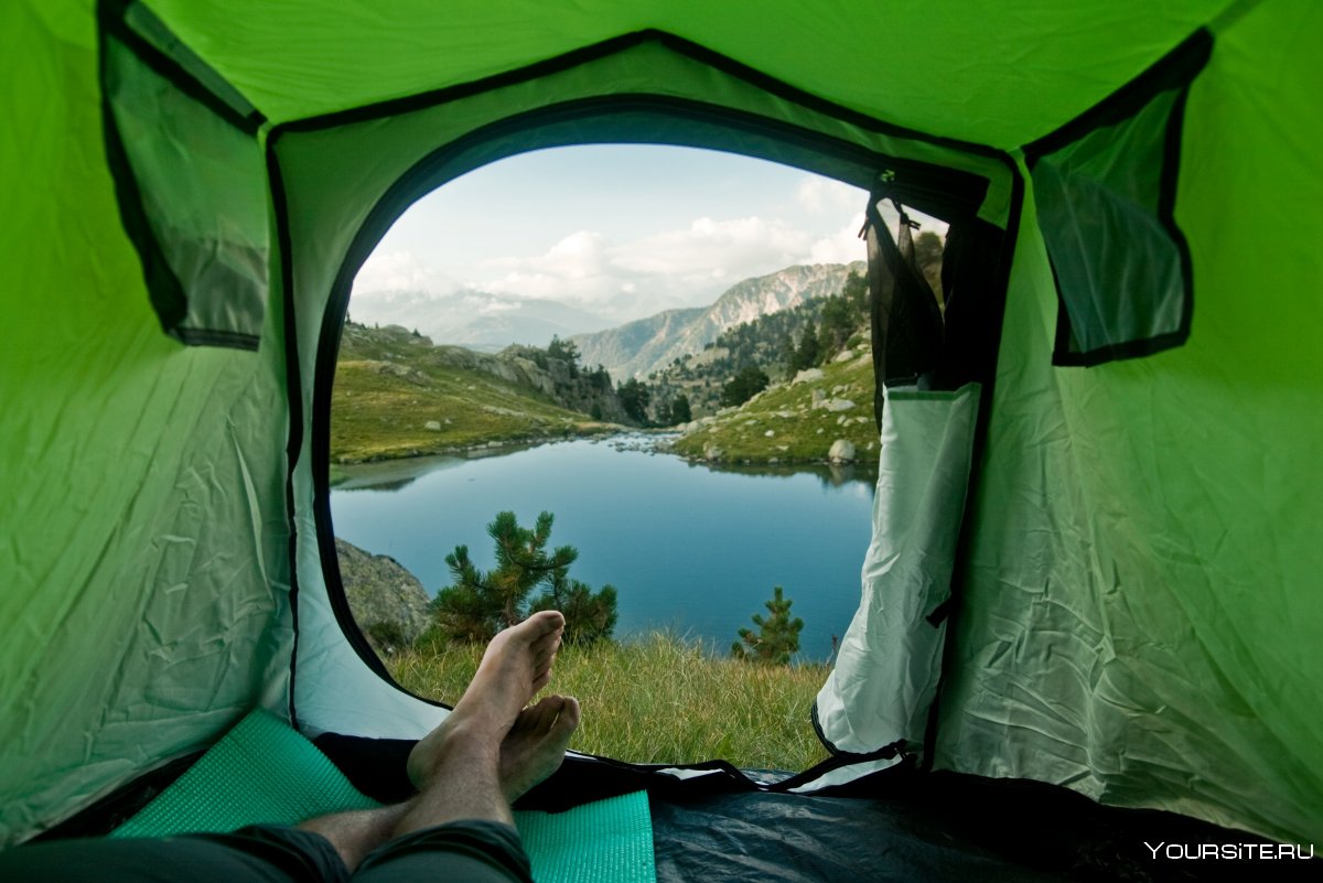 Ноги из палатки в горах