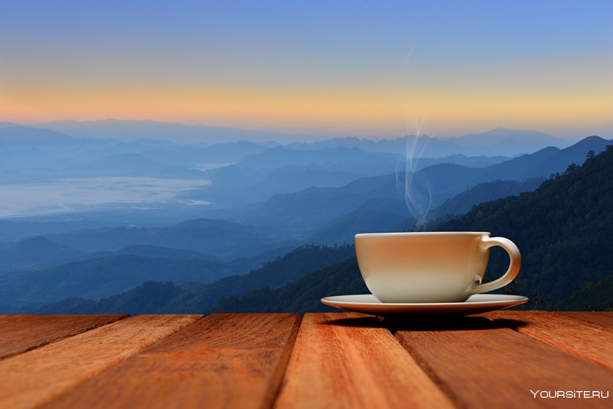 Чашка кофе на фоне гор