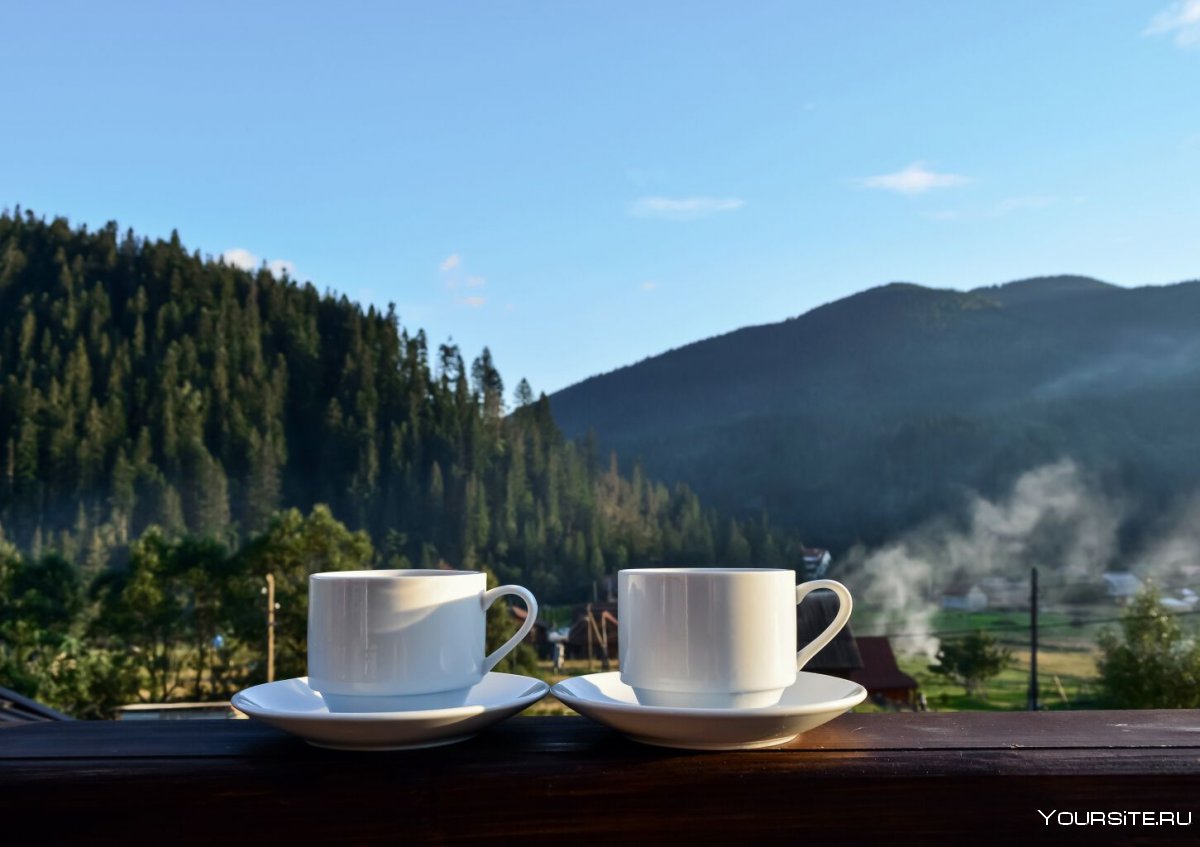 Две чашки кофе с видом на горы