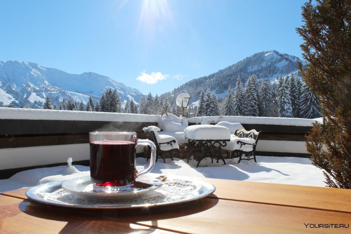 Завтрак зимой фото. Завтрак с видом на горы зимой. Зааьрак на природе зимой. Чашка кофе в горах. Завтрак в горах зимой.