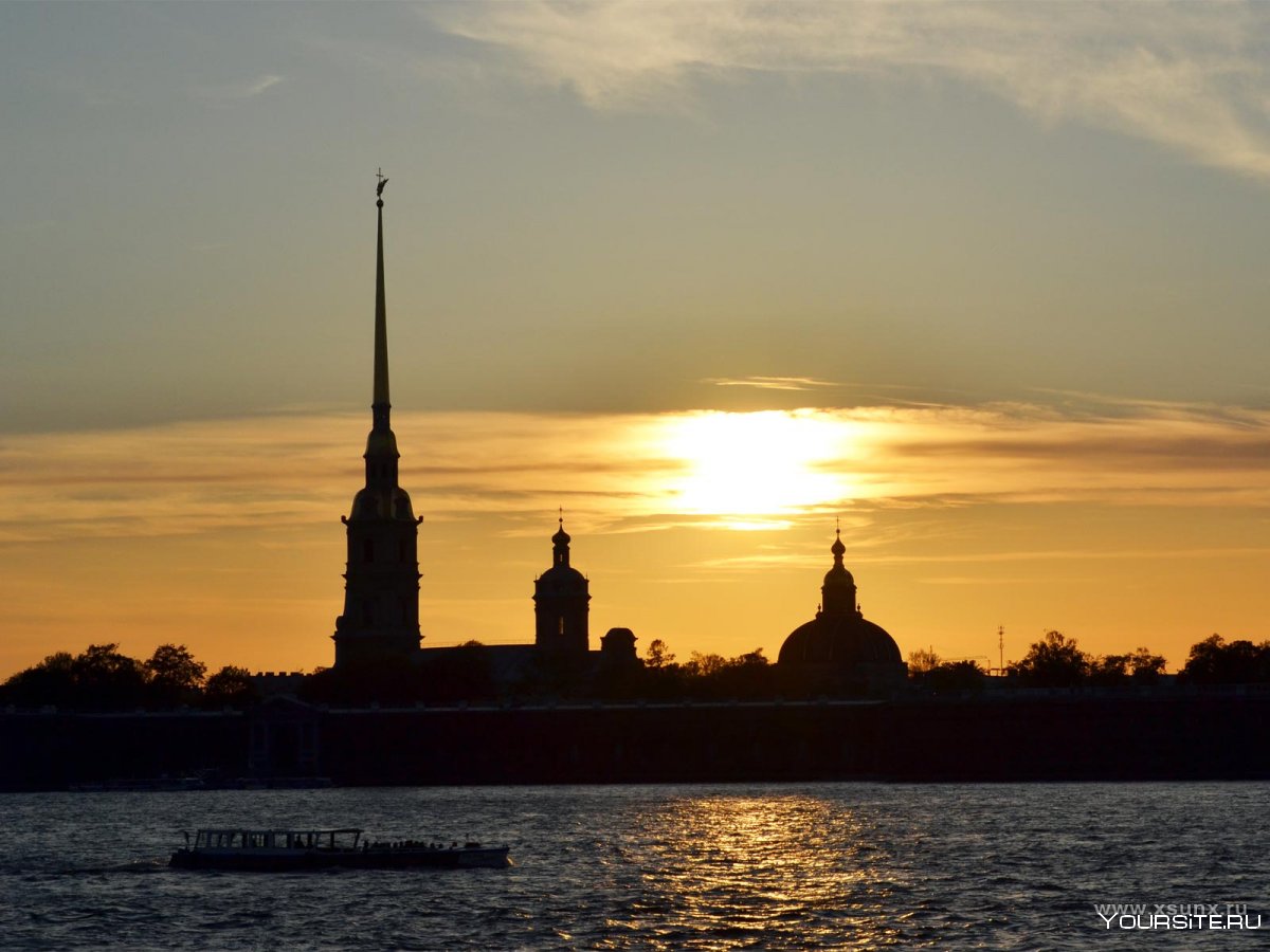 Небо над Никольским собором в Санкт-Петербурге