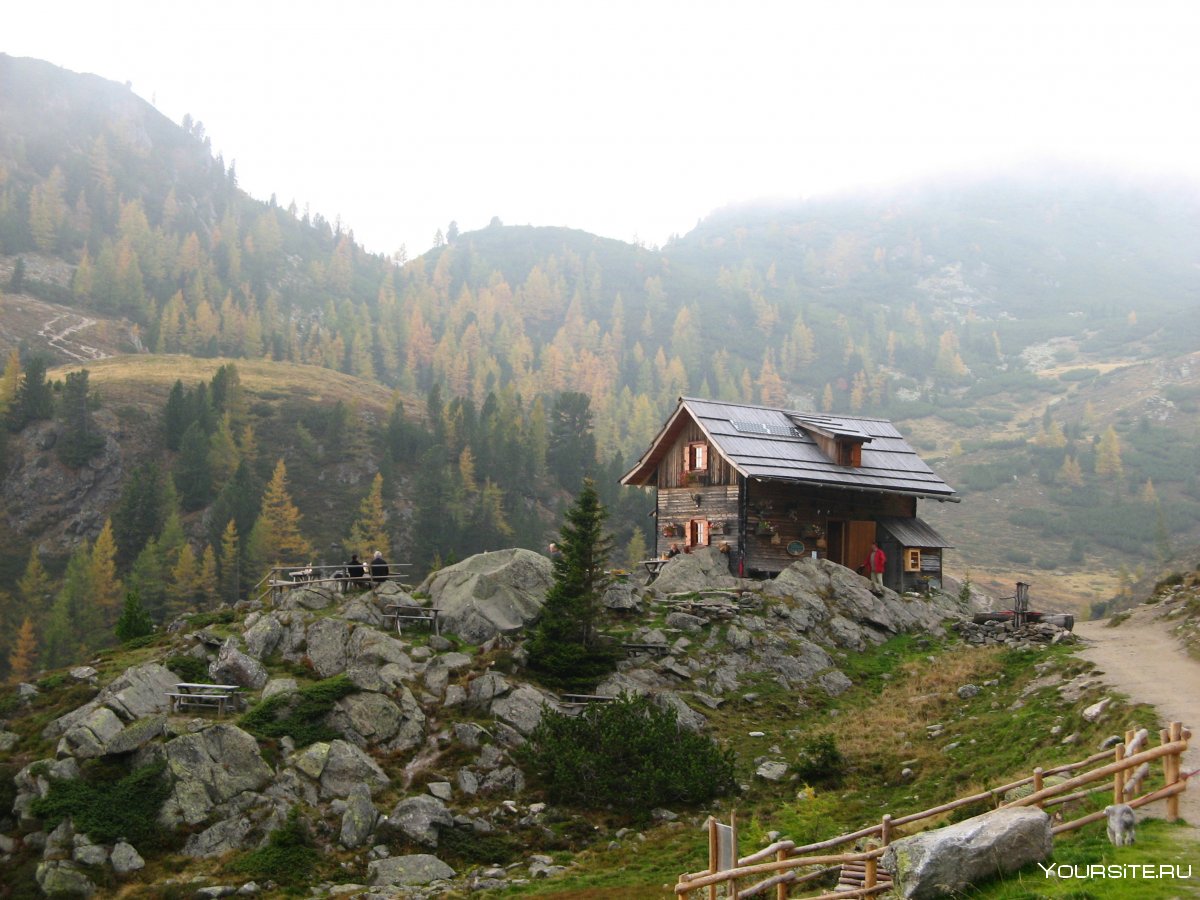Старинный домик в горах