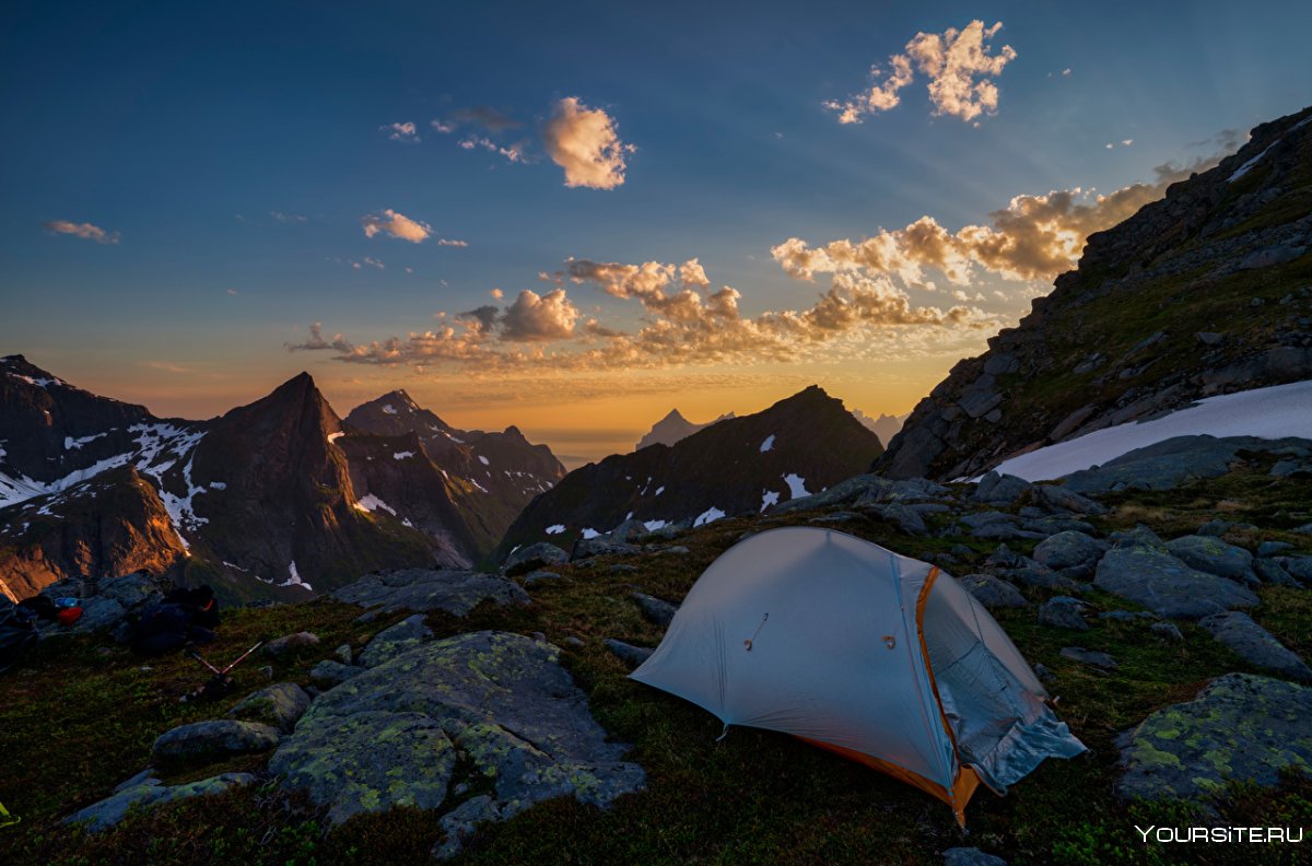 Палатка в горах обои