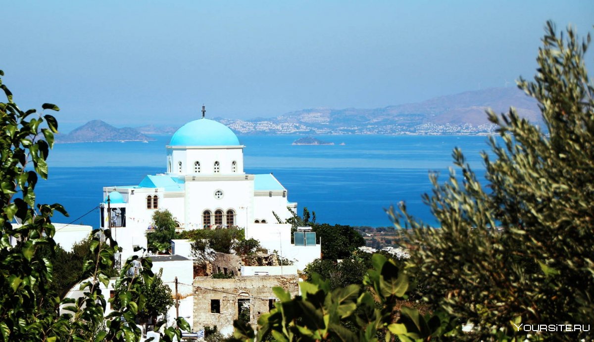 Церковь в Греции на берегу моря