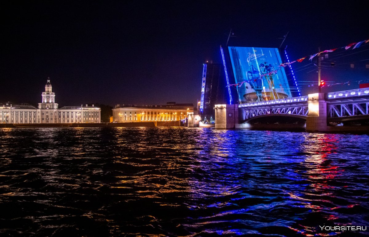 Дворцовый мост в Санкт-Петербурге зимой