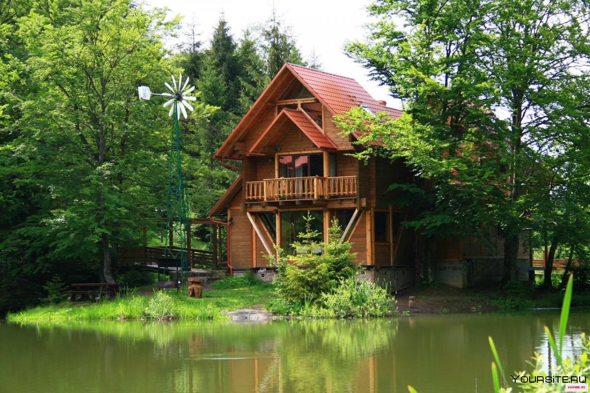 Дом в лесу у пруда