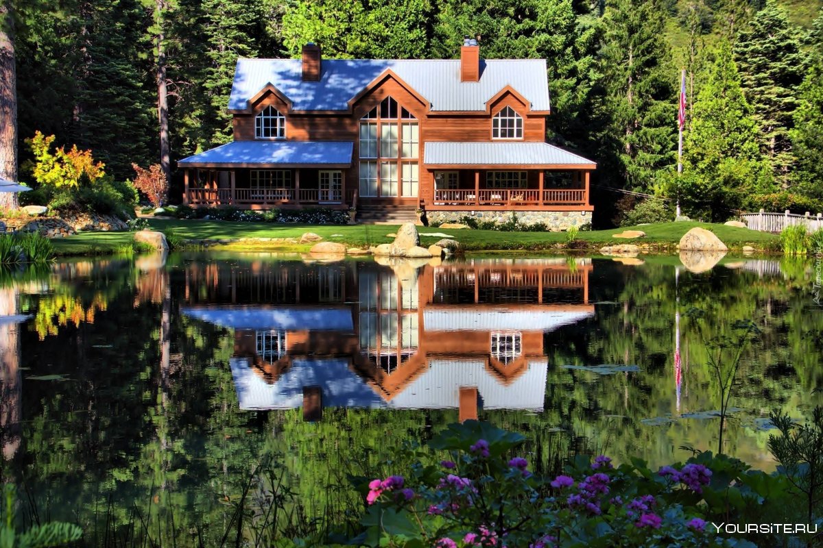Дом возле озера