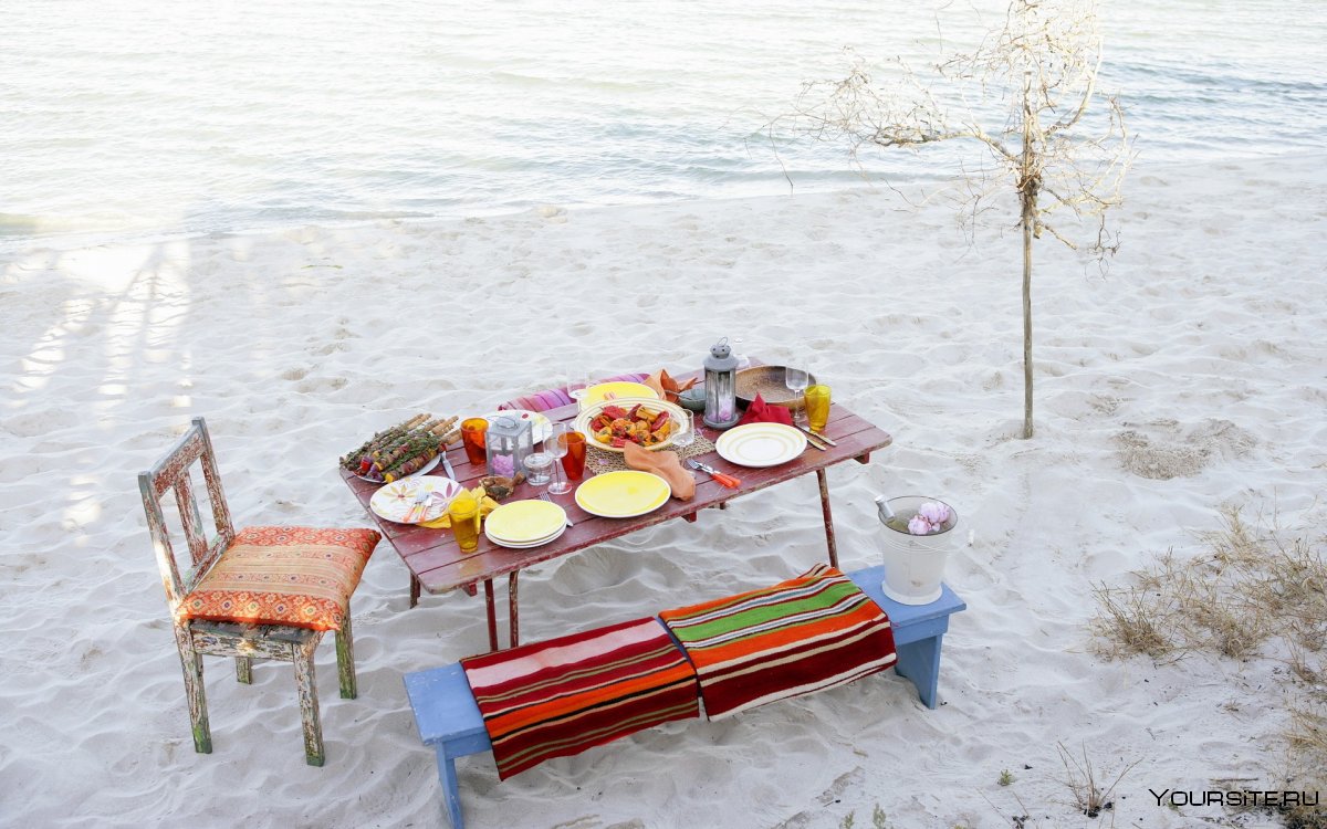 Сервировка стола на пляже