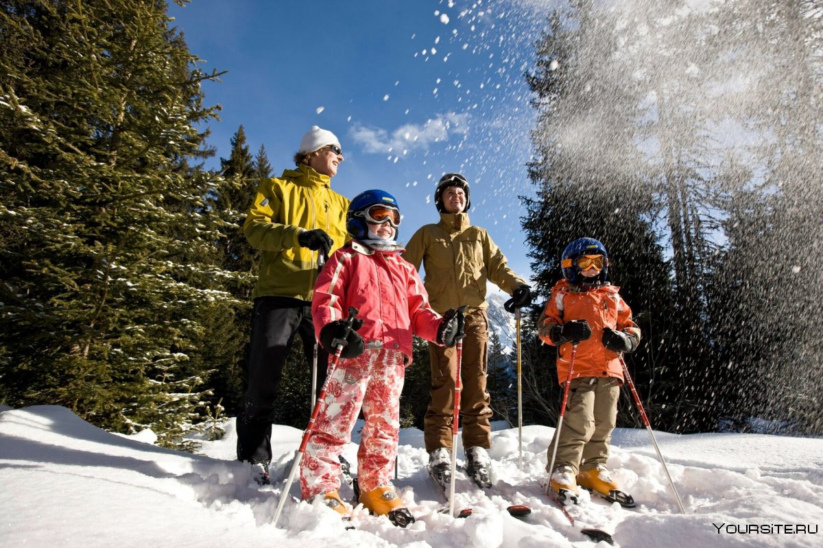 Катание на лыжах с семьей