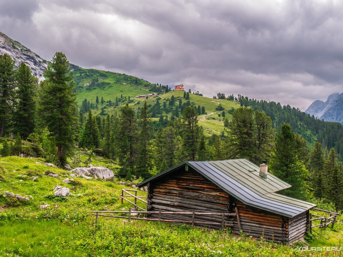 Горы снег изба