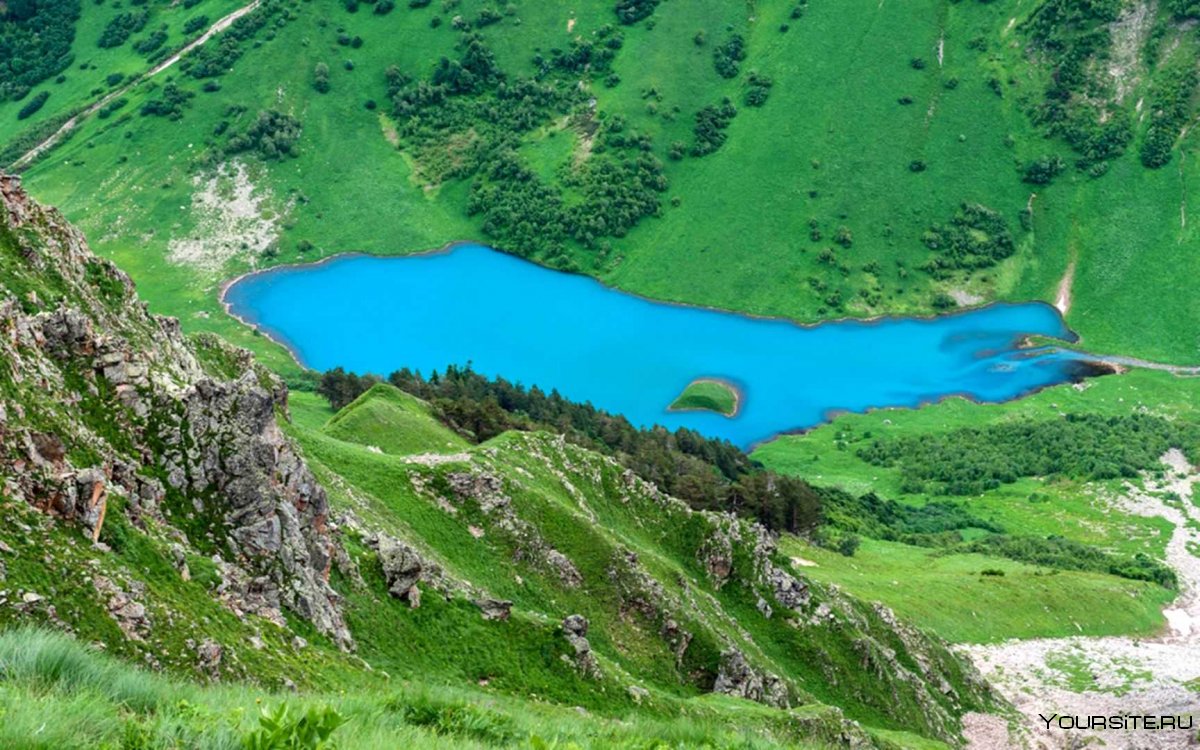 Горное озеро на Западном Кавказе