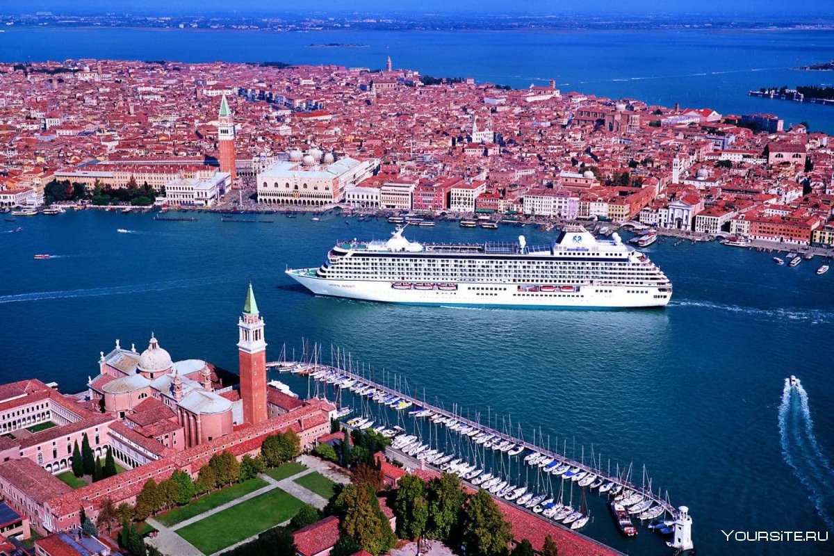 Круиз лайнер в порт Венеции