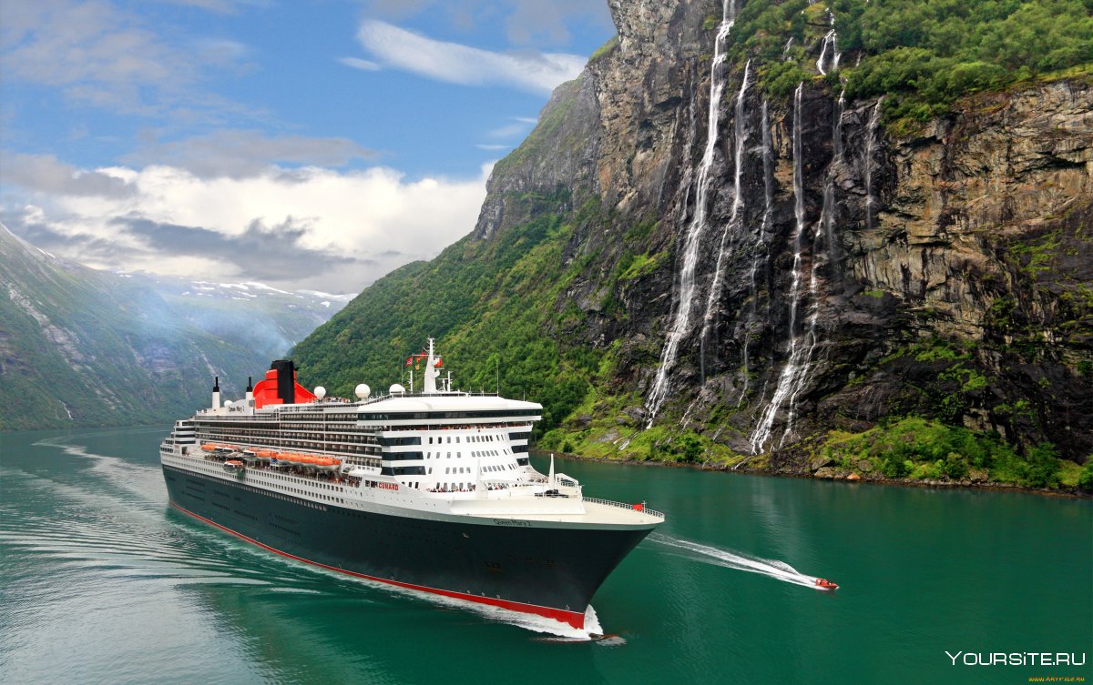 Лайнер Queen Mary 2 в Норвегии