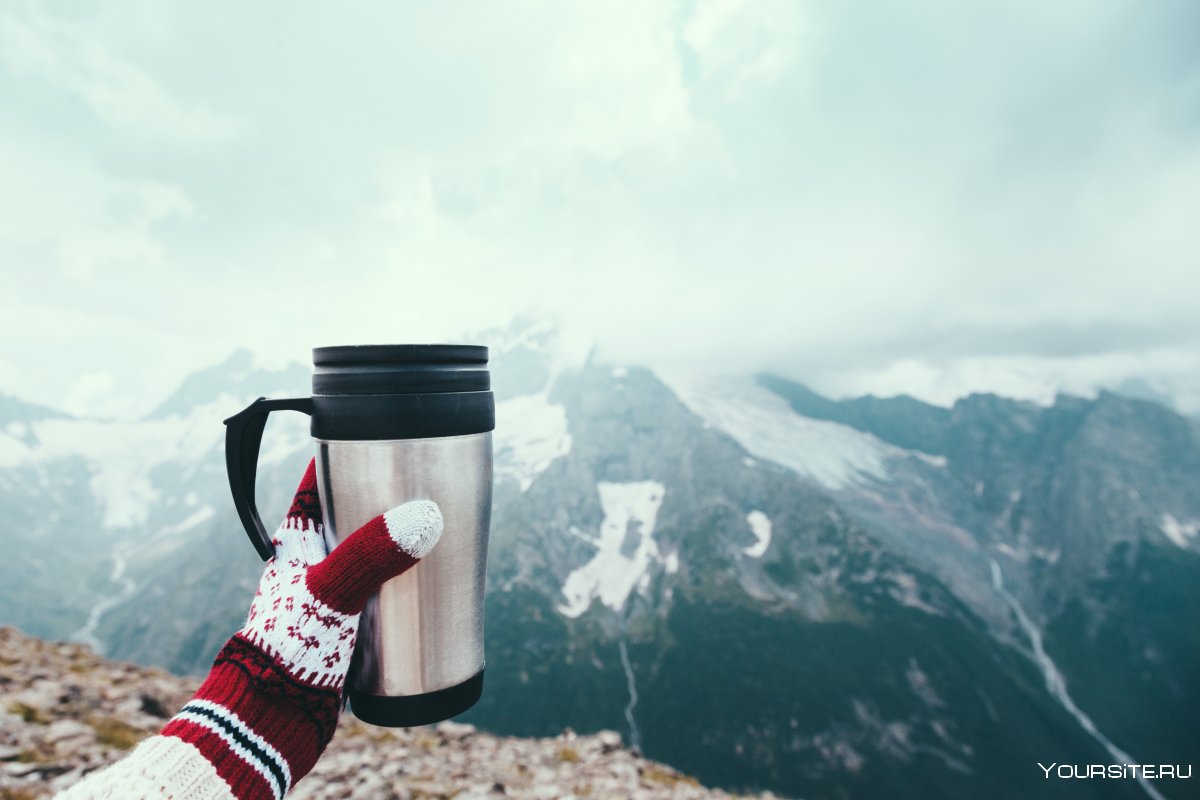 Термос с кофе в горах