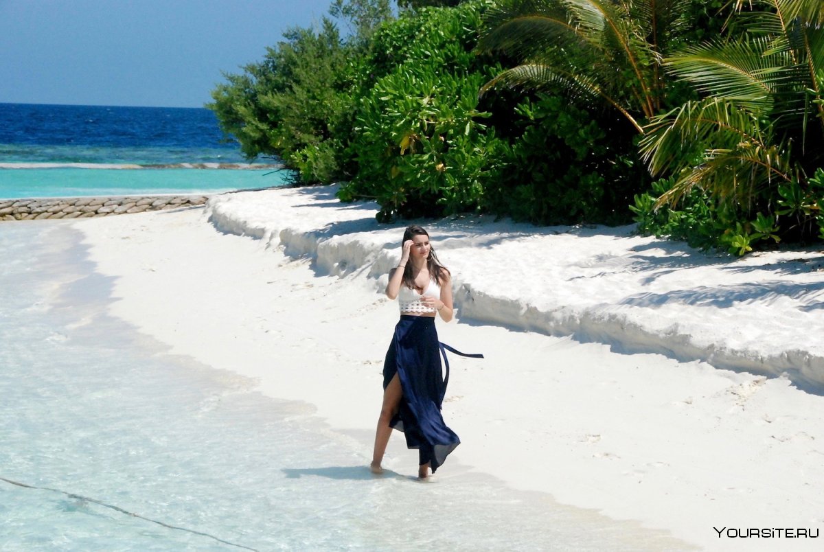 Мальдивы туристы на острове