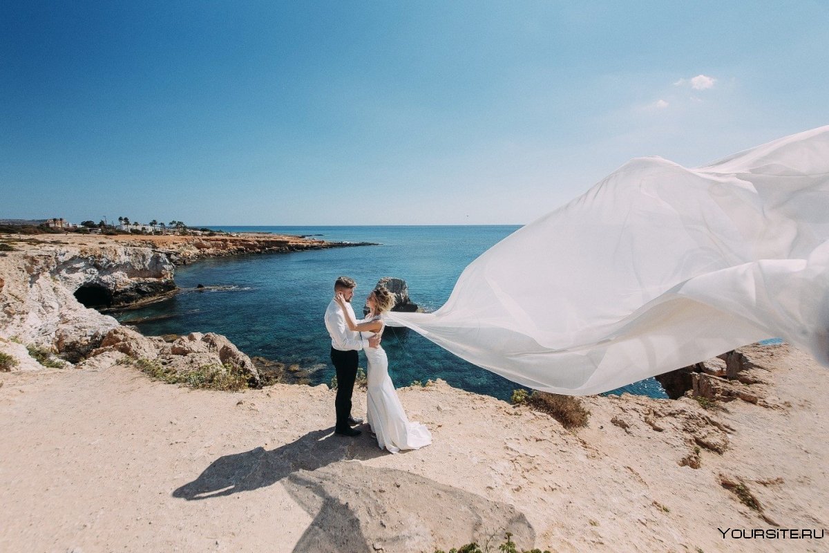 Жених и невеста свадьба на море