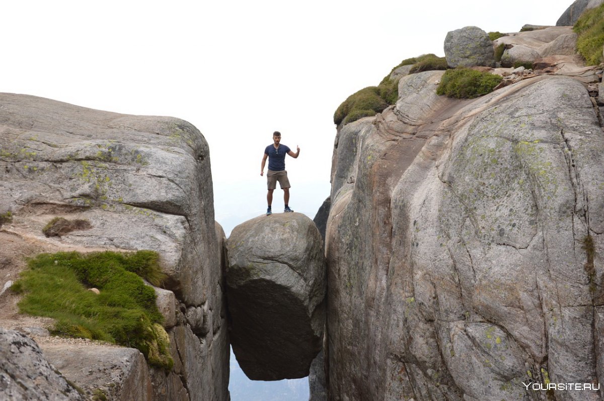 Гигантский камень Кьерагболтен Норвегия