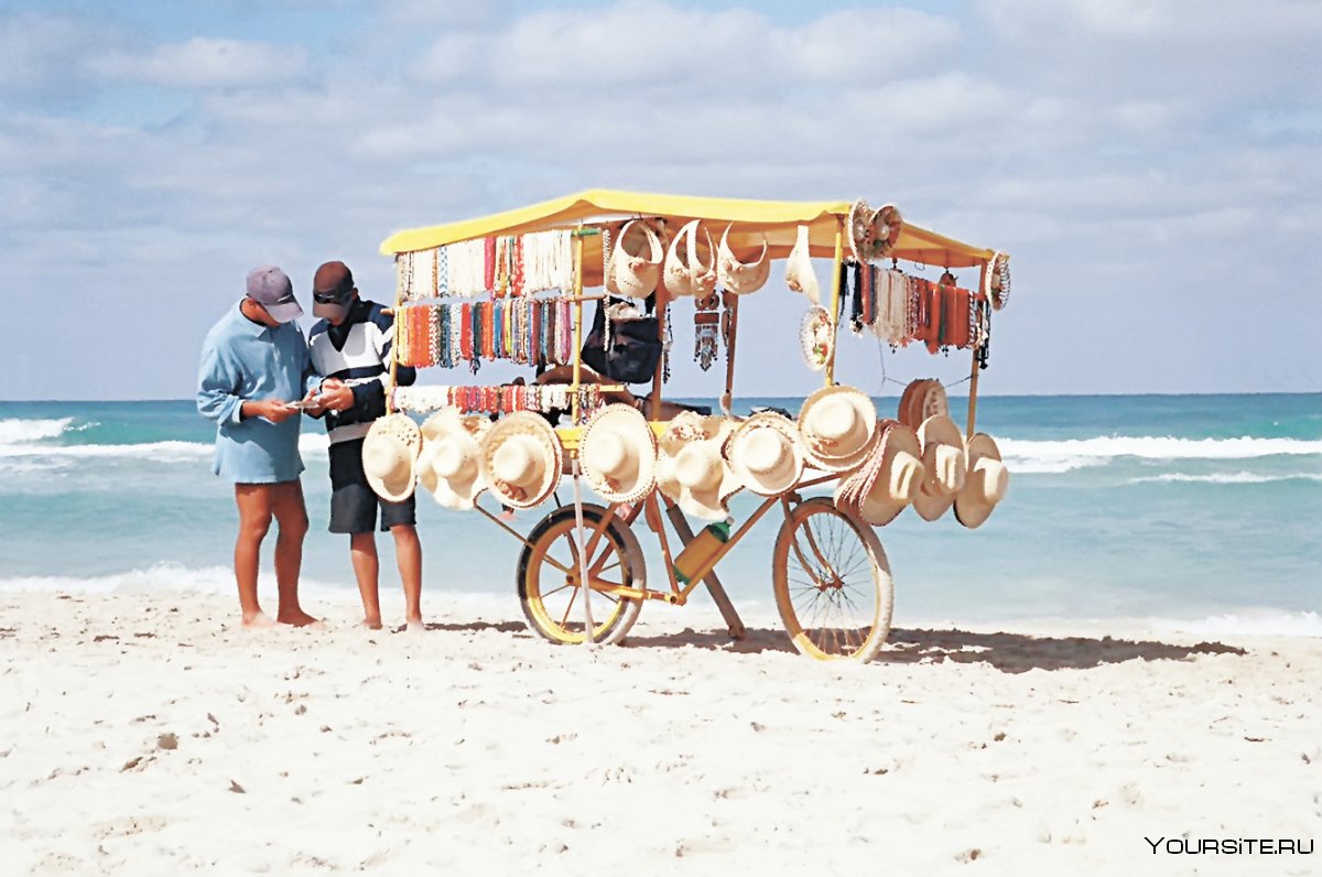 Туристы на пляже Кубы