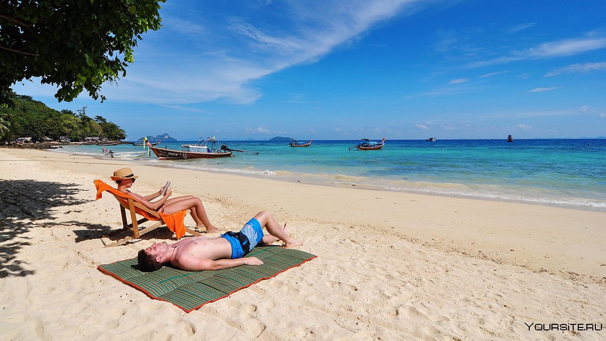 Отдыхающие в Тайланде на пляже