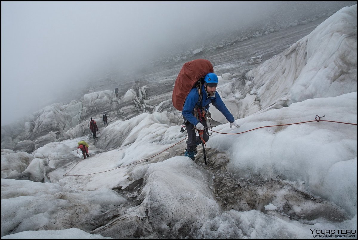 Горы Киргизии с альпинистами