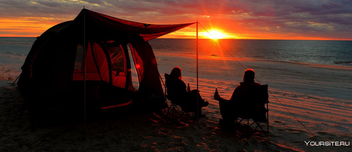 Палатка на закате у моря