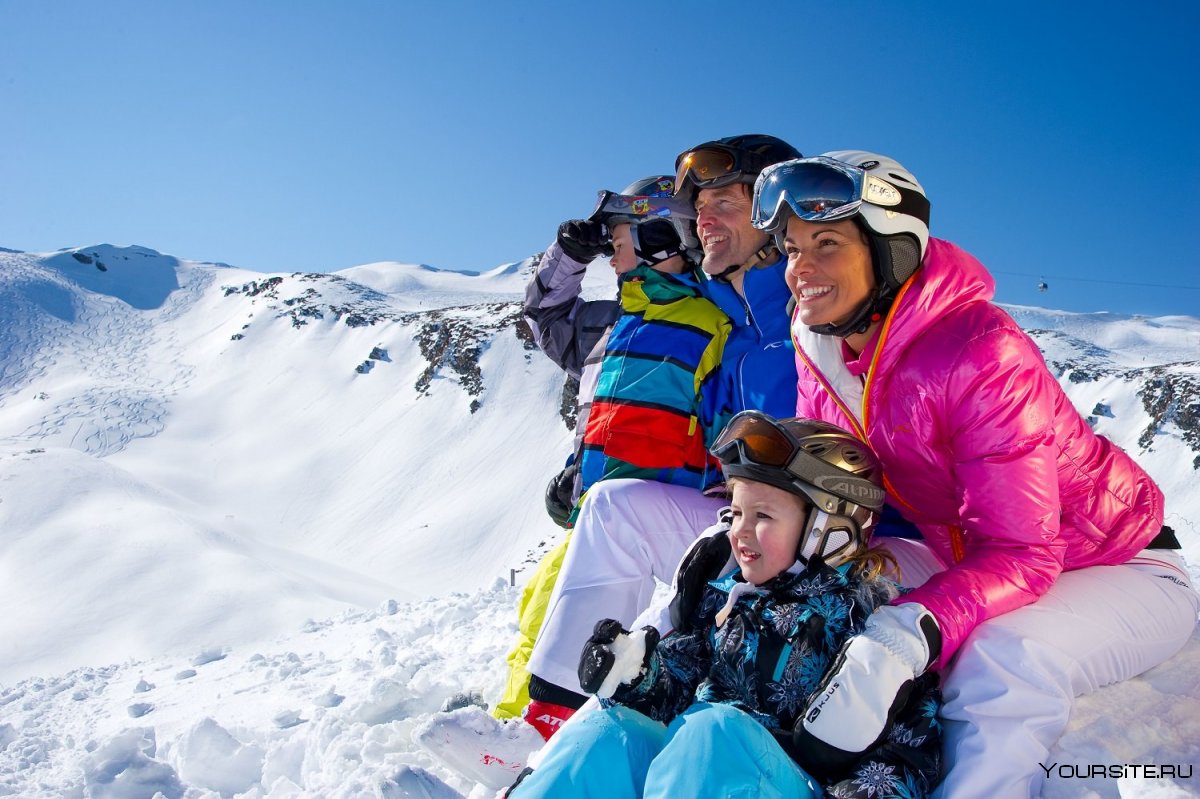 Семья на горнолыжном курорте