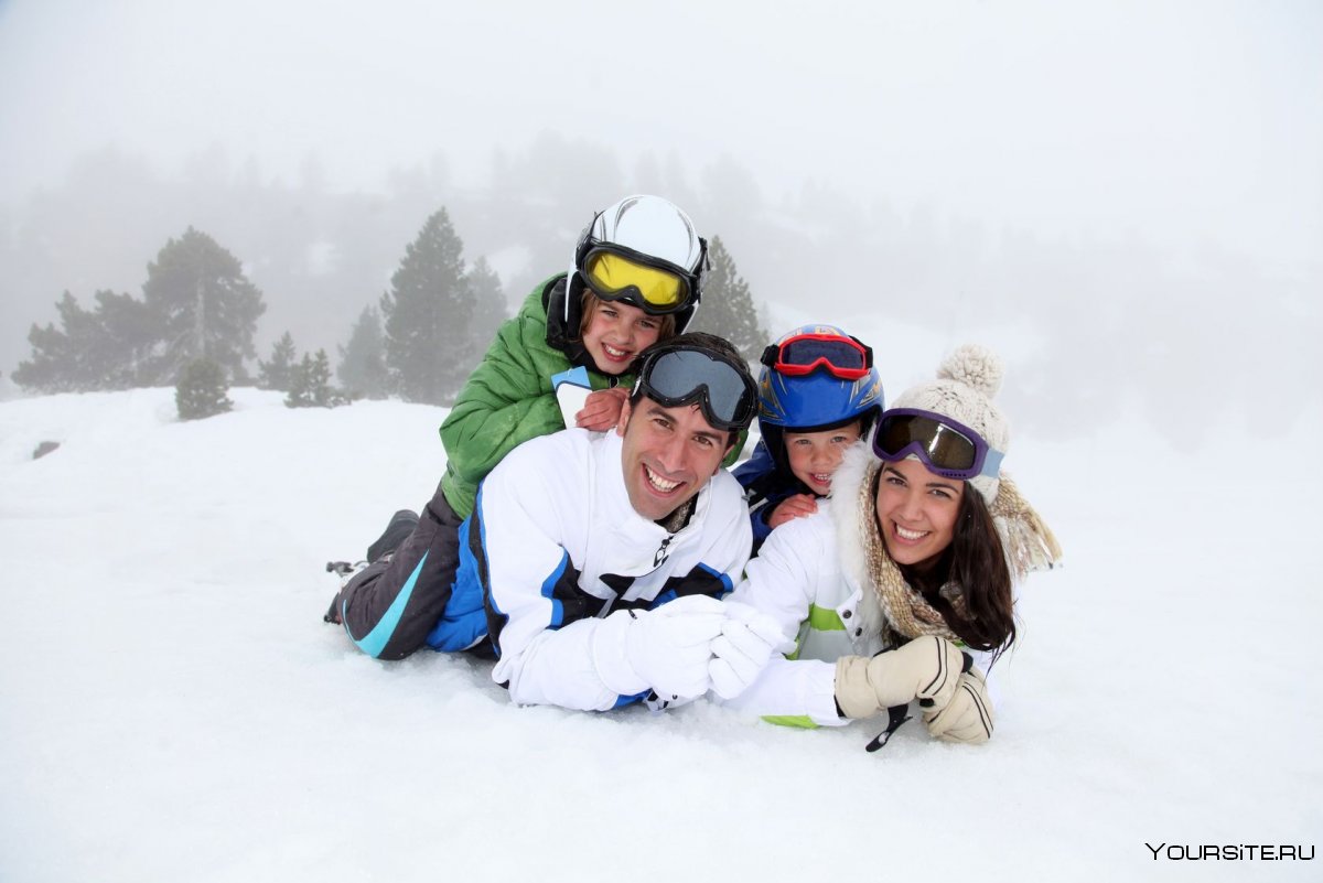 Картинка счастливая семья валяется в снегу