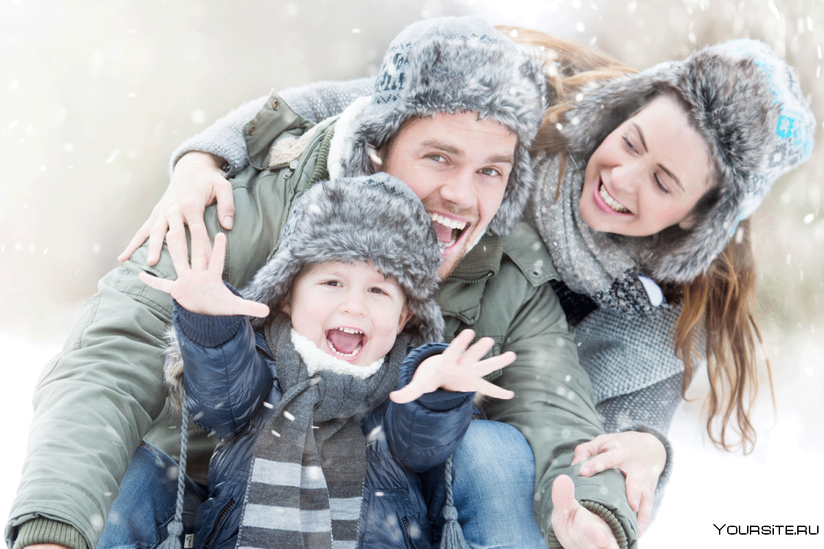 Счастливая семья с детьми зимой